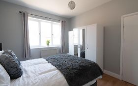 Elmcroft Apartment - 10 Mins Walk To Woking Town Centre